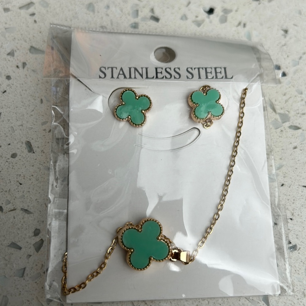 Teal clover set